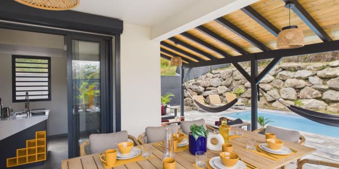 Location trois ilets 8 personnes martinique - table à manger